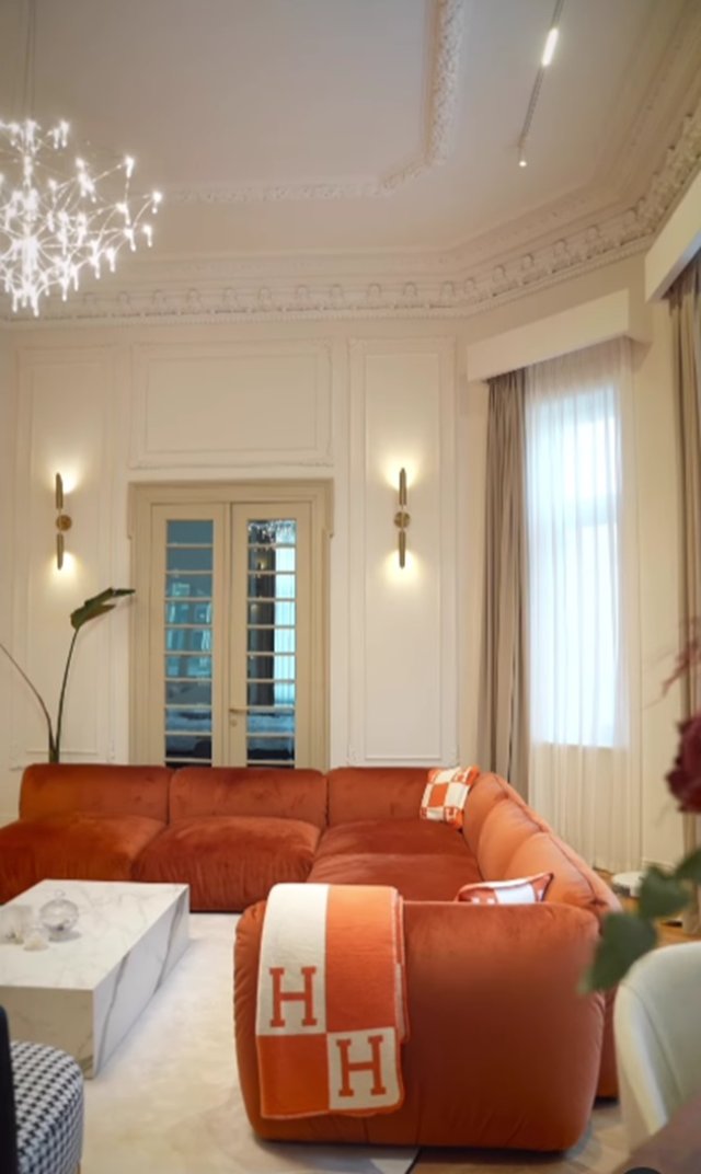 Ana Baniciu și soțul ei au o canapea portocalie în livingul casei de 100 de ani