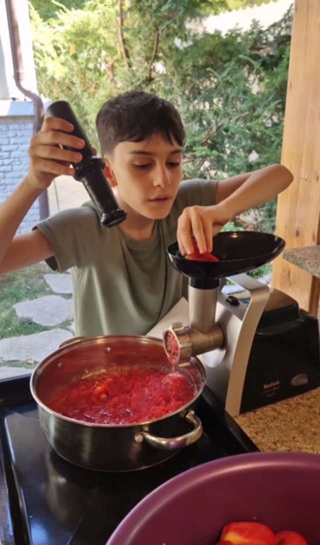 Fiul Annei Lesko este ajutorul ei în bucătărie