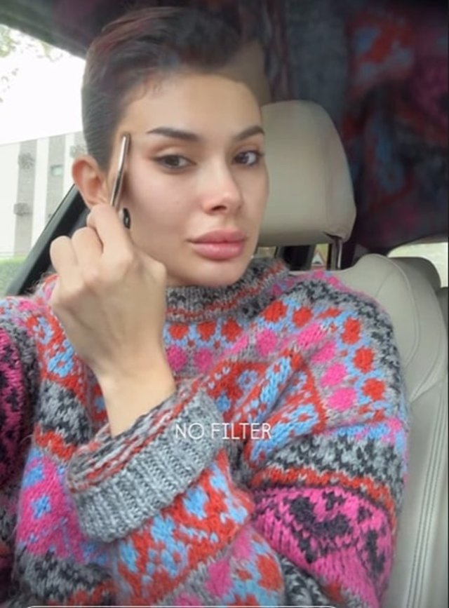 Marisa Paloma s-a filmat în timp ce făcea masaj facial la volan, cu ochii în telefon și în oglindă