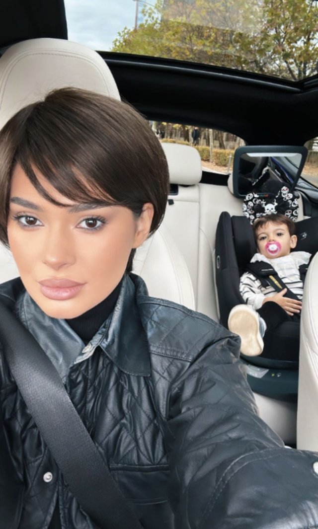 Marisa Paloma s-a filmat în timp ce făcea masaj facial la volan și nu este prima oară când stă cu ochii în telefon în timp ce conduce