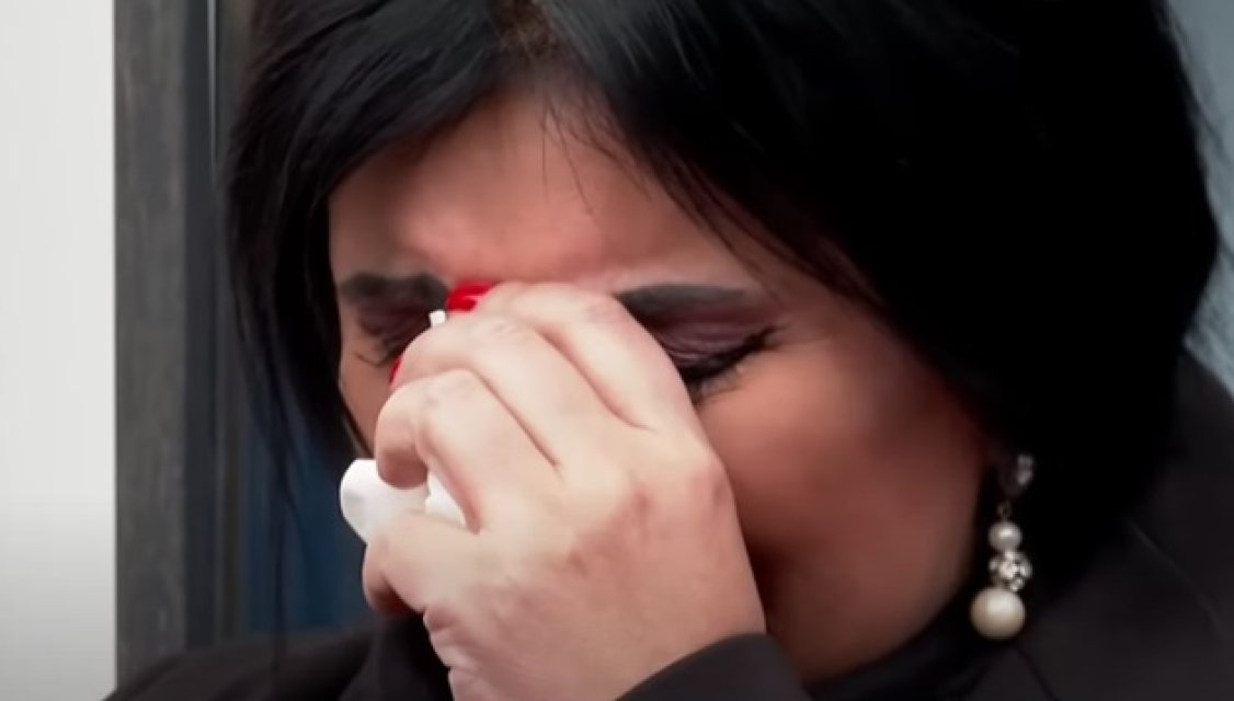 Adriana Bahmuțeanu a mers cu colivă la mormântul lui Silviu Prigoană, după ce a aflat că a fost înmormântat în secret și a plâns în fața cimitirului