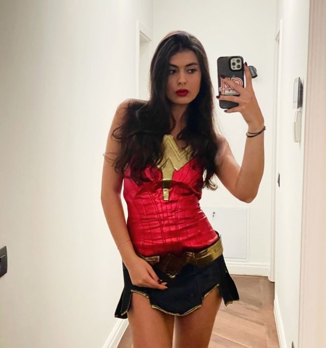 Fiica lui Ilie Dumitrescu a devenit majoră și a renunțat la inhibiții, s-a pozat în costum de Wonder Woman
