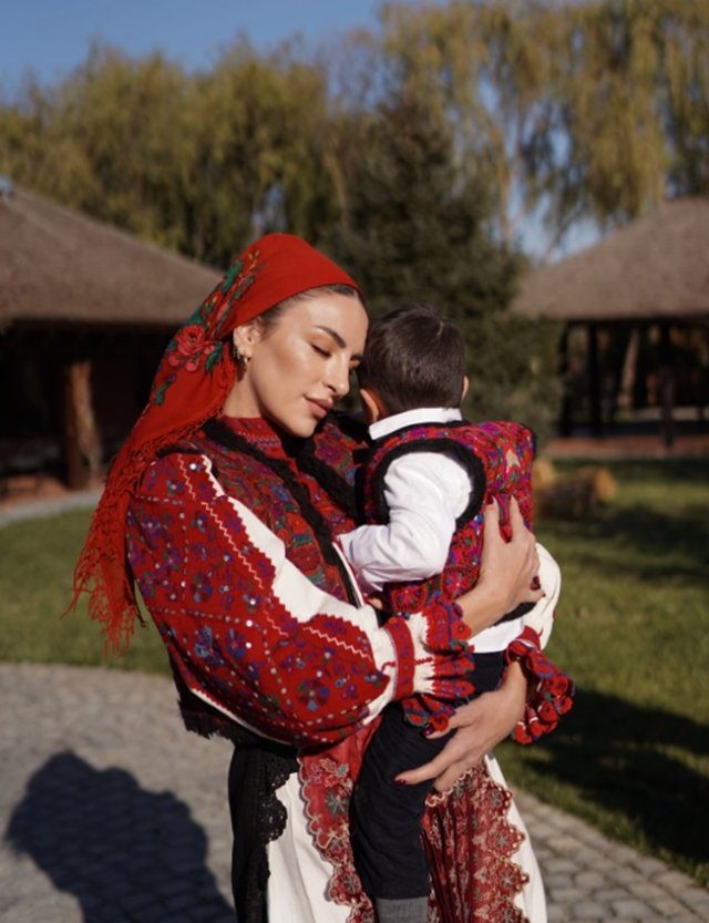 Cum au sărbătorit vedetele 1 decembrie, Anca Ciota și-a îmbrăcat și fiul în straie populare
