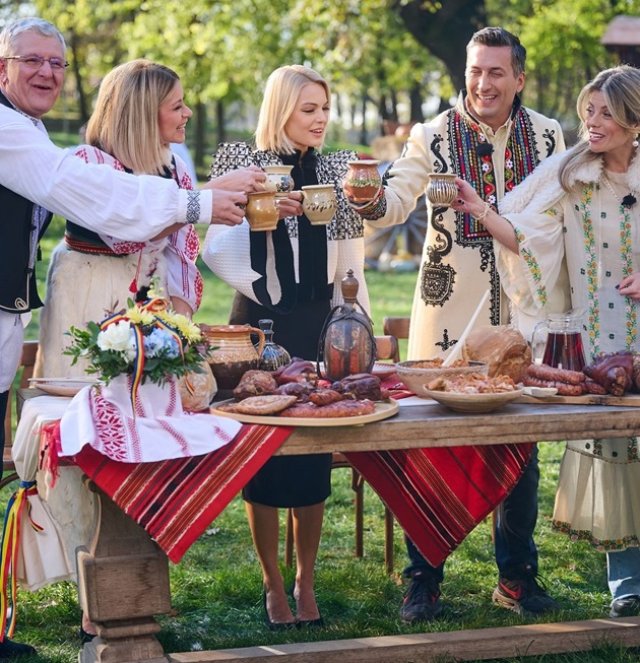 Cum au sărbătorit vedetele 1 decembrie, prezentatorii de la Pro TV au făcut ședință foto în costume populare