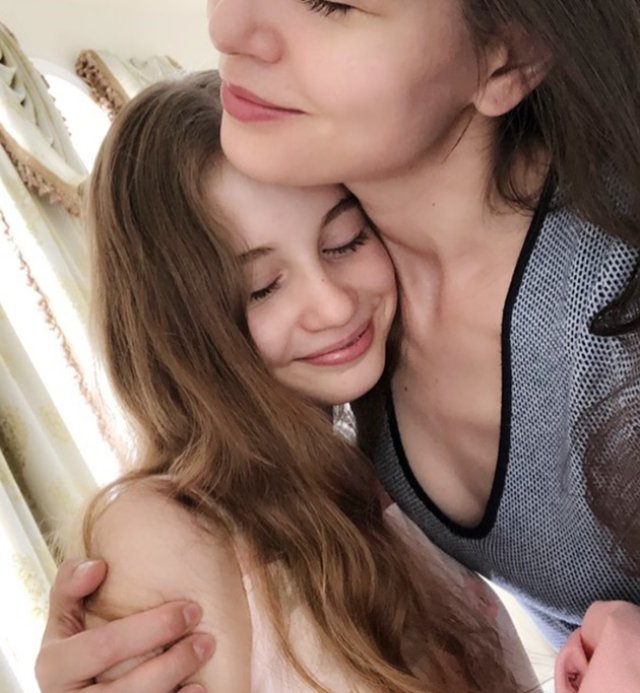 Irina Columbeanu seamănă tot mai mult cu mama ei și are o relație apropiată cu tatăl