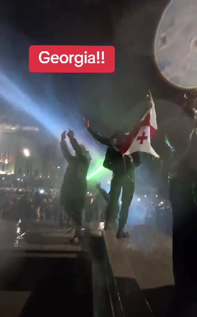 Cine este femeia care a devenit scut uman, cu drapelul Georgiei în brațe, în fața tunurilor cu apă din timpul protestelor de după alegeri