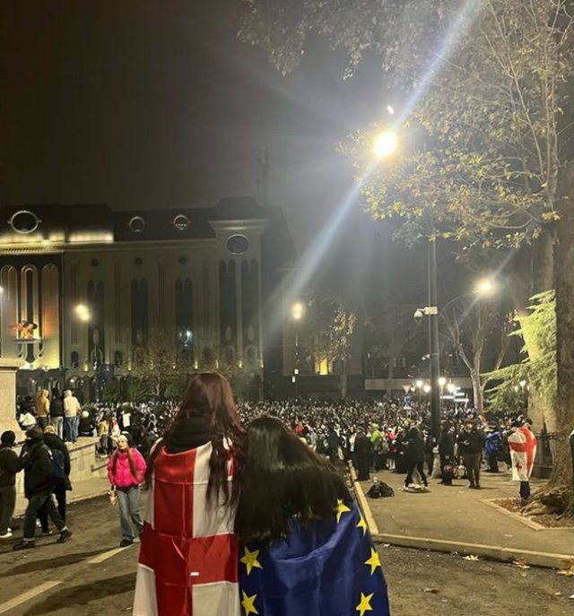 Cine este femeia care a devenit scut uman, cu drapelul Georgiei în brațe, în fața tunurilor cu apă din timpul protestelor, mai multe femei au luat atitudine