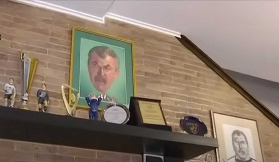 Cum arată casa lui Helmuth Duckadam, decorată cu tablouri și caricaturi cu el