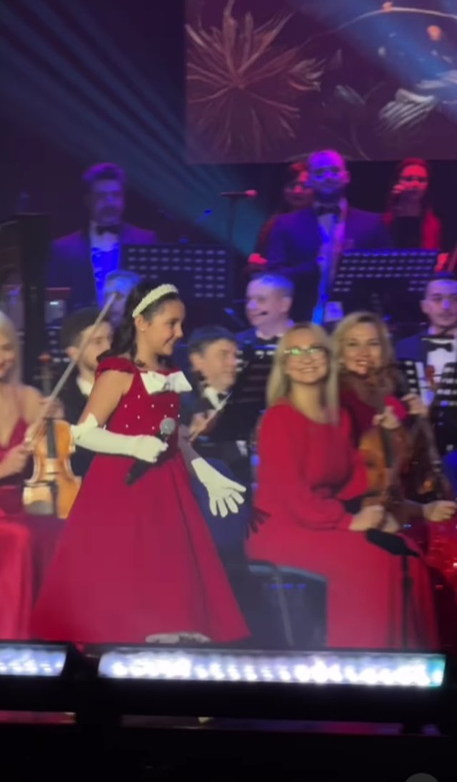 Eva Măruță, din nou alături de mama ei pe scenă, a îmbrăcat o rochiță roșie