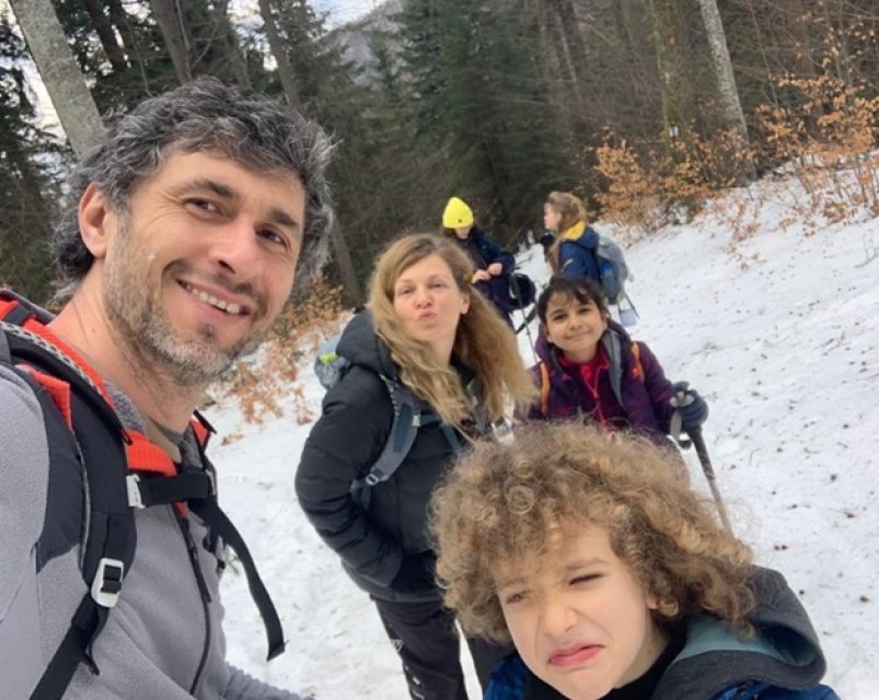 Dragoș Bucur nu este de acord cu studiile în străinătate, cei trei copii ai lui fac homeschooling