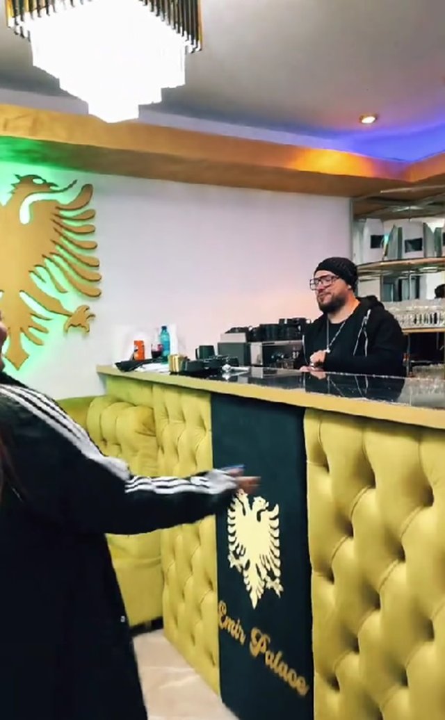 Cum arată fosta casă a lui Florin Salam, transformată în hotel de lux, are bar la parter