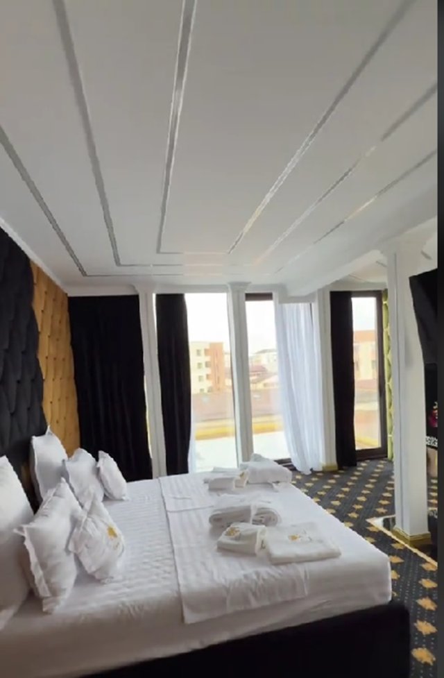 Cum arată fosta casă a lui Florin Salam, transformată în hotel de lux, dormitoarele sunt pregătite pentru primii clienți