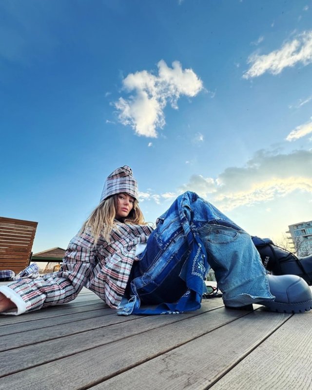 Delia s-a îmbrăcat în pungi de rafie din cap până-n picioare, iar ținuta a fost analizată de creatorii de modă