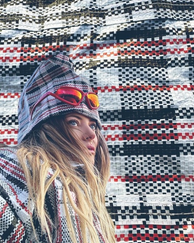 Delia s-a îmbrăcat în pungi de rafie din cap până-n picioare, iar urmăritorii au făcut meme-uri folosindu-se de imaginile cu ea