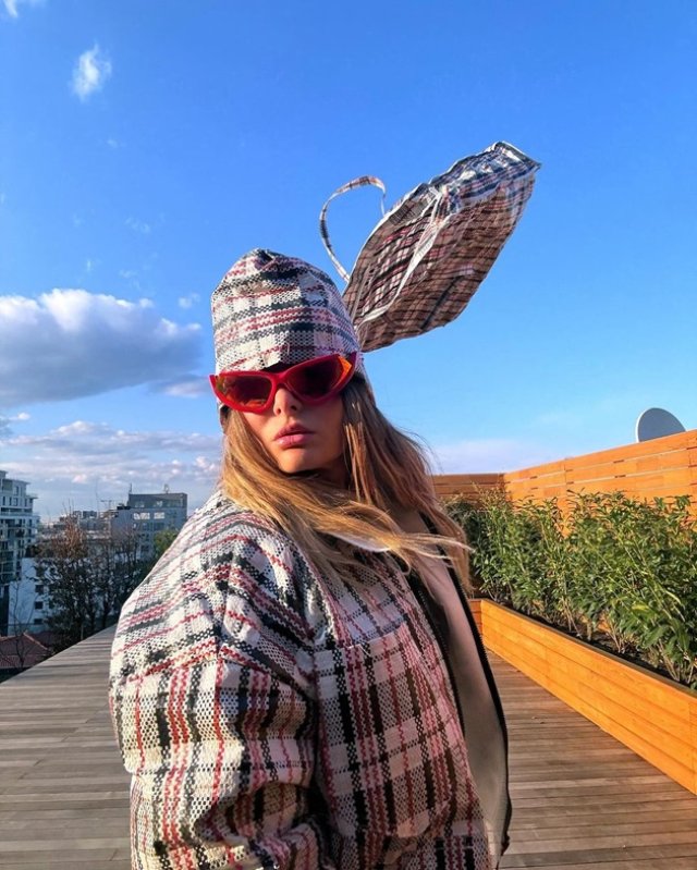 Delia s-a îmbrăcat în pungi de rafie din cap până-n picioare și a fost criticată de unii urmăritori