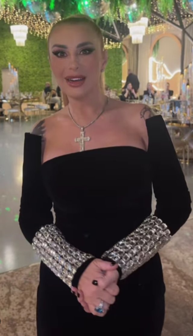 Ce bijuterie spectaculoasă a primit Anamaria Prodan de la Ronald Gavril, un inel pe care îl poartă cu mândrie