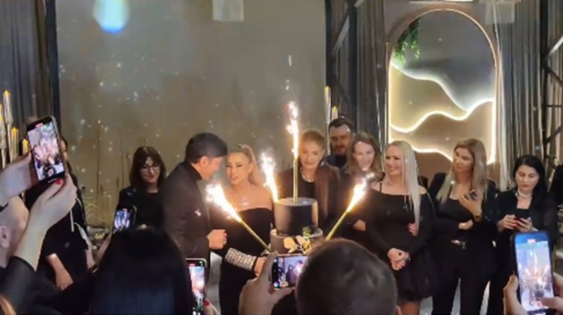 Anamaria Prodan a sărbătorit regește împlinirea celor 52 de ani, prietenele și iubitul i-au făcut o surpriză