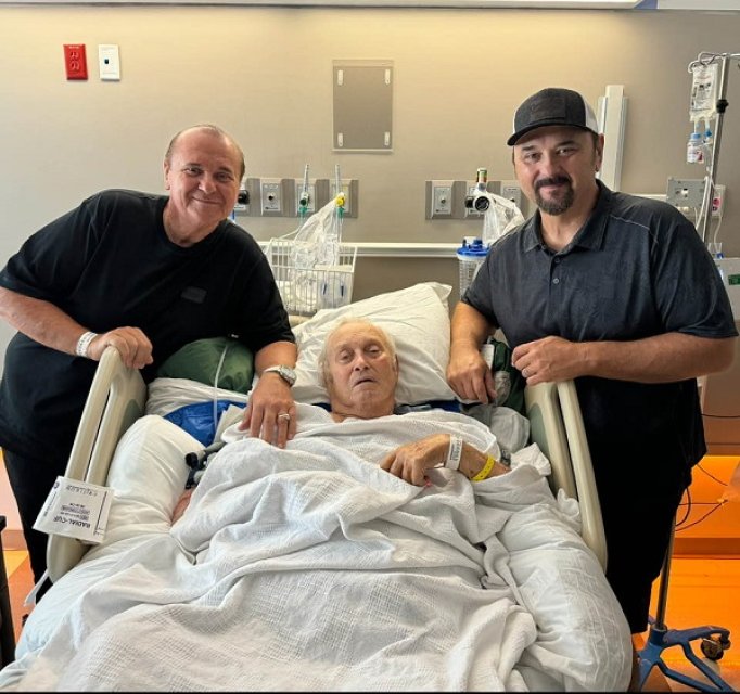 Tatăl lui Nick Rădoi a încetat din viață. Milionarul se află în spital după a șasea operație pentru cancer la colon