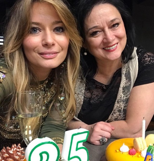 A trecut un an de la moartea Ligiei Cosoi, iar Laura Cosoi își crește fiicele așa cum a fost ea crescută