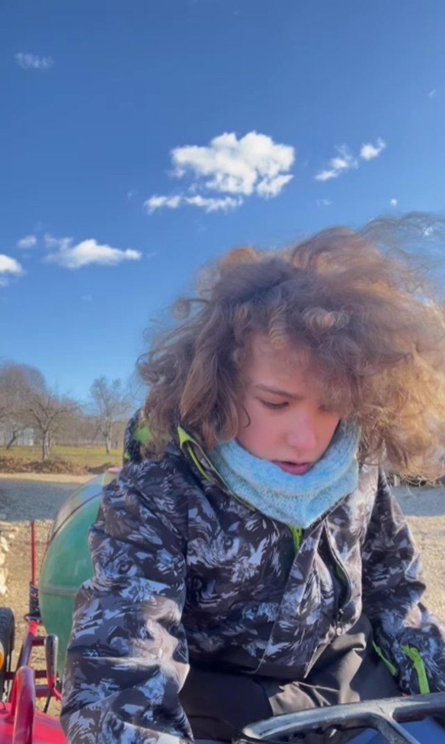 Fiul Danei Nălbaru și al lui Dragoș Bucur nu a mers o zi la școală, deși are 9 ani. Cum îl implică tatăl lui în treburile gospodărești, de când s-au mutat la țară. Kadri și surorile lui nu merg la școală