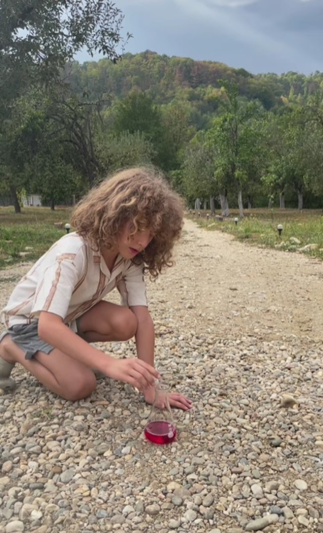 Fiul Danei Nălbaru și al lui Dragoș Bucur nu a mers o zi la școală, deși are 9 ani. Cum îl implică tatăl lui în treburile gospodărești, de când s-au mutat la țară. Copiii familiei se joacă în natură