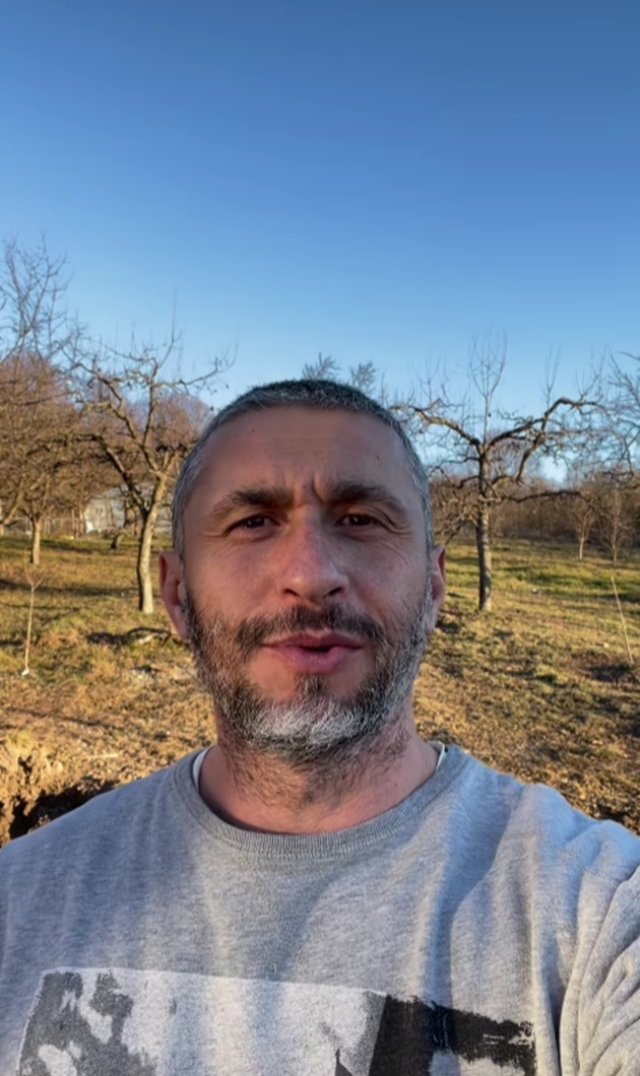 Fiul Danei Nălbaru și al lui Dragoș Bucur nu a mers o zi la școală, deși are 9 ani. Cum îl implică tatăl lui în treburile gospodărești, de când s-au mutat la țară. Familia cultivă fructe și legume pentru consumul propriu