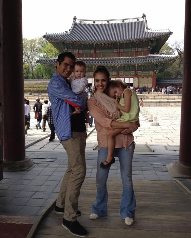 Jessica Alba și soțul ei, Cash Warren, divorțează după o căsnicie de 16 ani, trei copii și o iubire de două decenii
