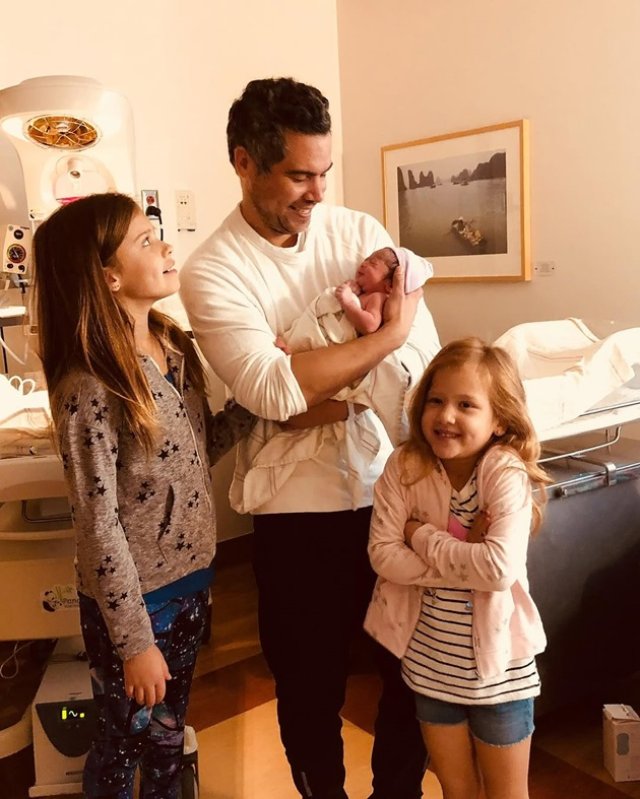 Jessica Alba și soțul ei, Cash Warren, divorțează după o căsnicie de 16 ani, s-au căsătorit în 2008