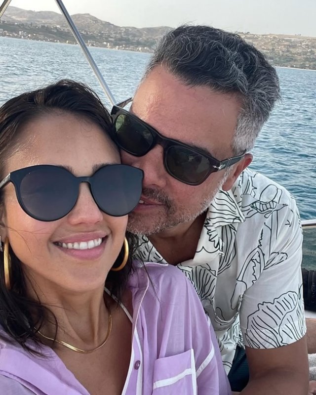Jessica Alba și soțul ei, Cash Warren, divorțează după o căsnicie de 16 ani, după ce în 2024 au sărbătorit aniversarea căsătoriei