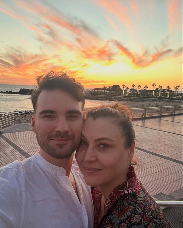 Daniela Nane nu își mai ascunde relația. Ce imagini a postat mai tânărul ei iubit din vacanța recentă. Sunt și parteneri de scenă
