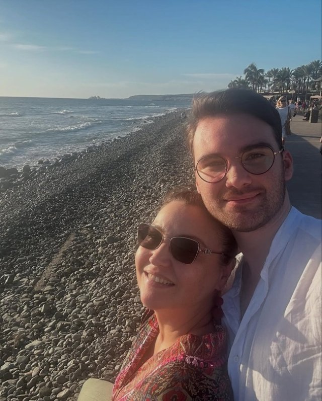Daniela Nane nu își mai ascunde relația. Ce imagini a postat mai tânărul ei iubit din vacanța recentă. Între ei este o diferență de vârstă de peste două decenii