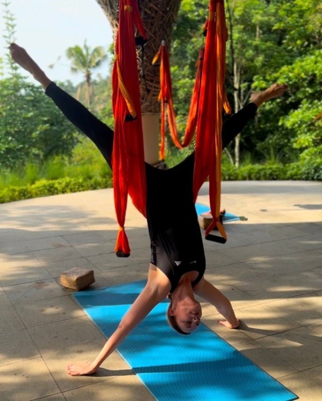 Andreea Marin arată tuturor că vârsta este doar un număr. Vedeta este în vacanță în Bali și face aerial yoga