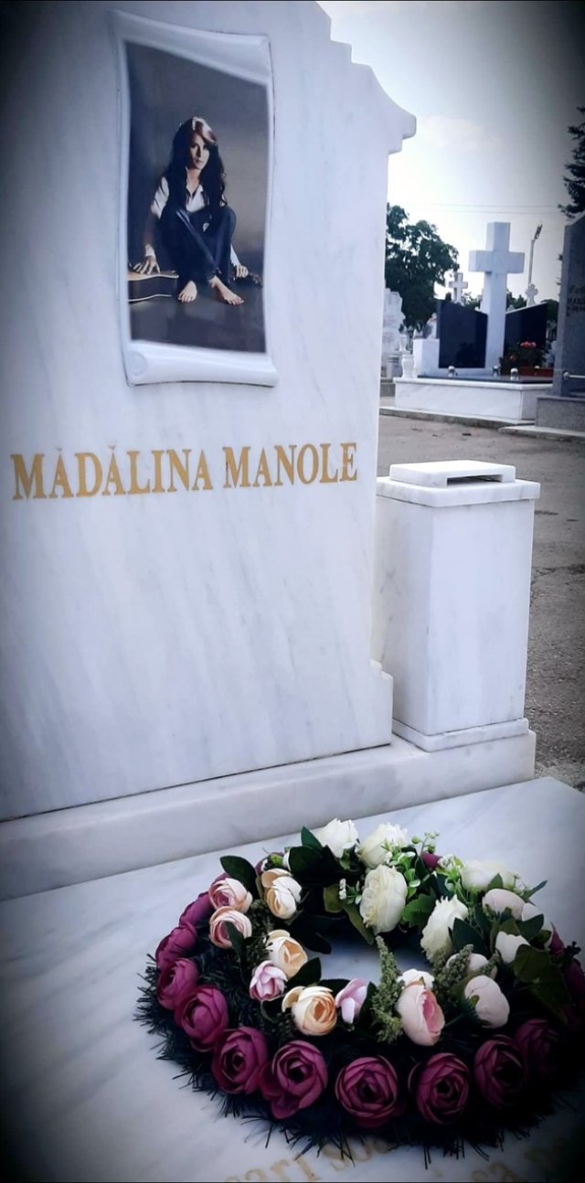 Tragica poveste de viață a Mădălinei Manole, înmormântarea ei a adunat mii de oameni
