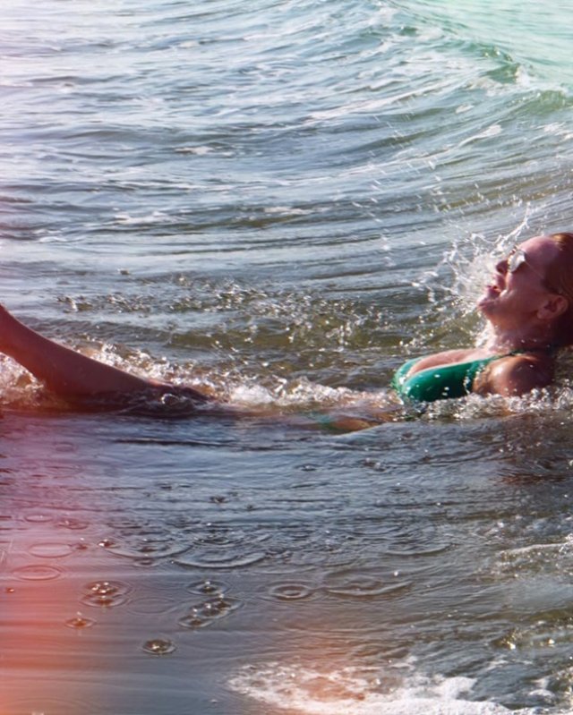 Cum arată Andreea Esca în costum de baie la 52 de ani. Extrem de rar apare așa pe internet, a primit o mulțime de complimente