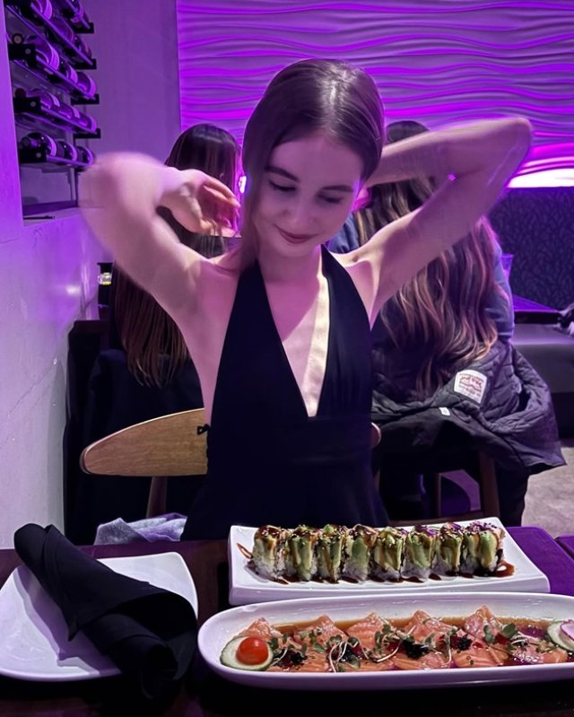 Irina Columbeanu a împlinit 18 ani. A sărbătorit fără familie, la un restaurant de lux, unde a apărut cu o geantă nouă de zeci de mii de euro. A avut o companie misterioasă la ziua ei