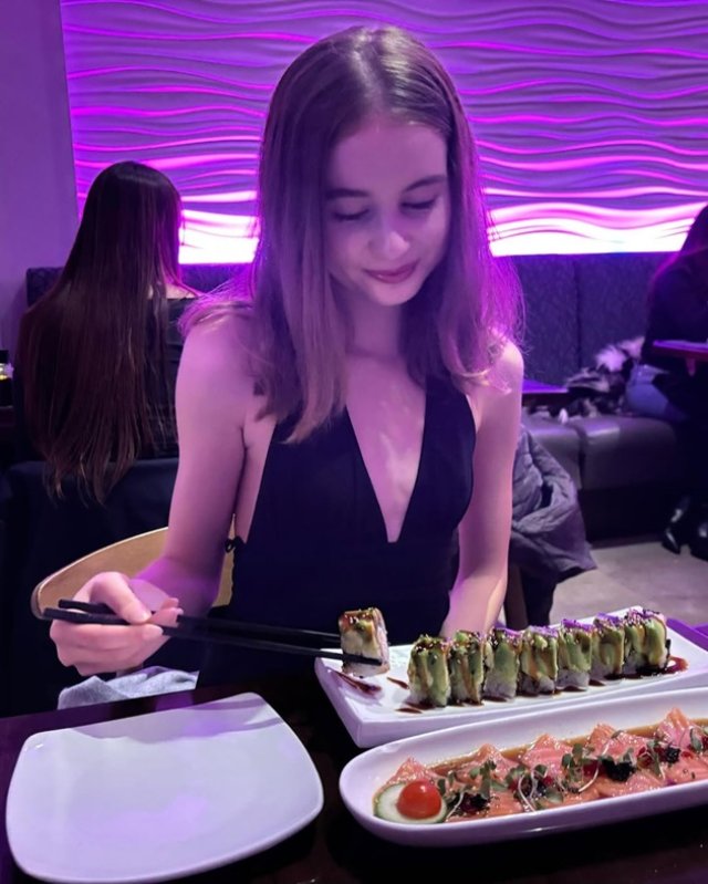 Irina Columbeanu a împlinit 18 ani. A sărbătorit fără familie, la un restaurant de lux, unde a apărut cu o geantă nouă de zeci de mii de euro. A ieșit la un restaurant cu sushi