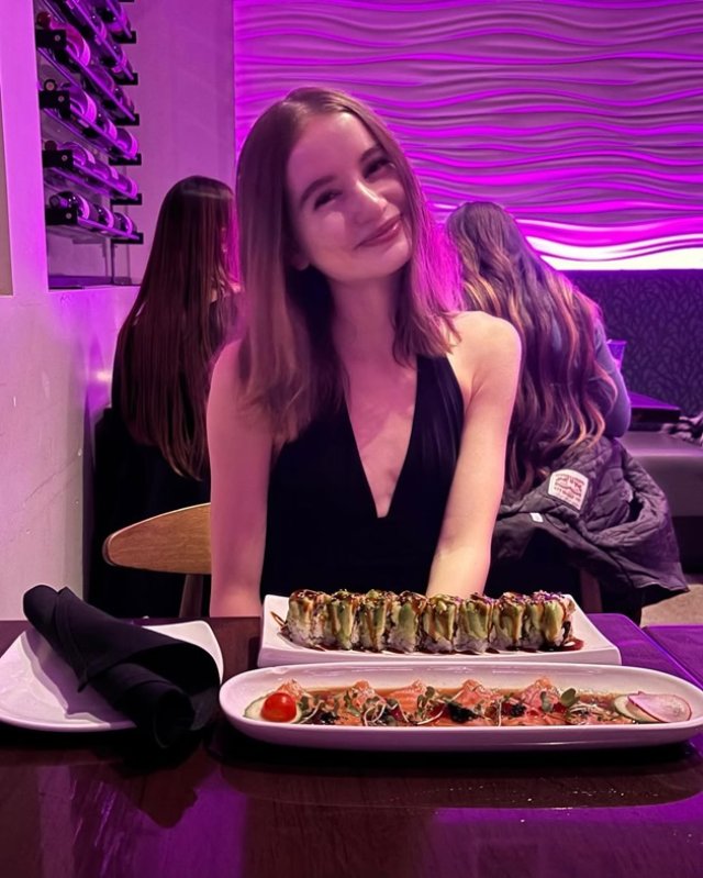 Irina Columbeanu a împlinit 18 ani. A sărbătorit fără familie, la un restaurant de lux, unde a apărut cu o geantă nouă de zeci de mii de euro. A purtat o rochie mini de culoare neagră
