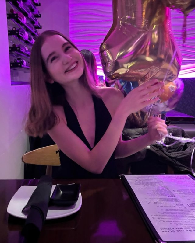 Irina Columbeanu a împlinit 18 ani. A sărbătorit fără familie, la un restaurant de lux, unde a apărut cu o geantă nouă de zeci de mii de euro. S-a plimbat pe străzi cu baloane în formă de cifre