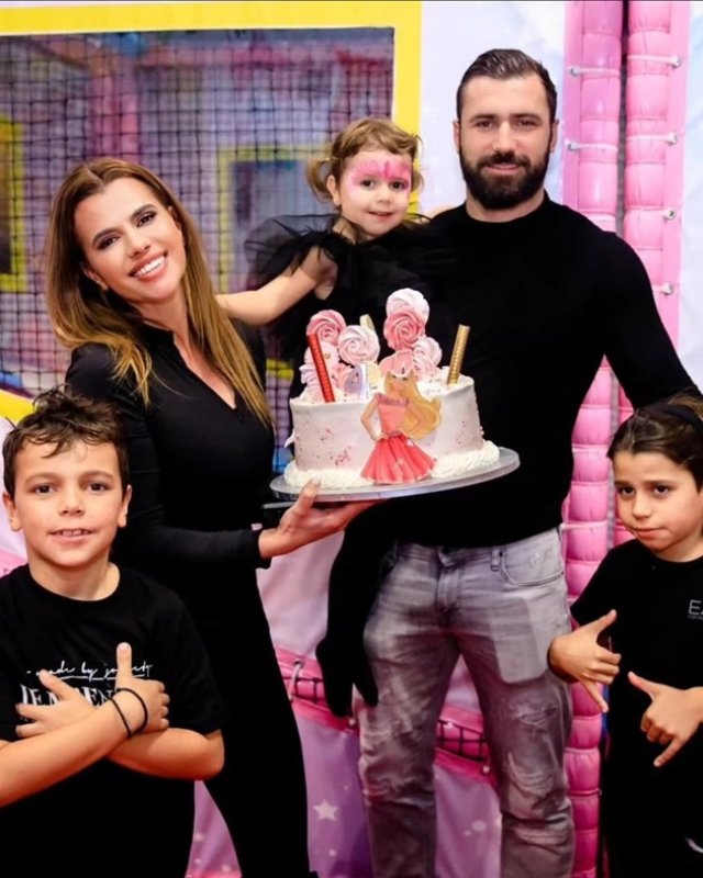 Cine sunt Andra și Andrei Stoica de la Power Couple. Motivul pentru care soția luptătorului nu prea merge la meciurile lui. El este fost concurent Exatlon și campion mondial la kickboxing