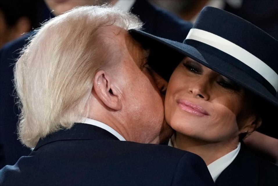Lecție de stil cu Melania Trump. Ce ținută a ales pentru ceremonia de învestire a președintelui Trump. A purtat o pălărie cu borduri largi