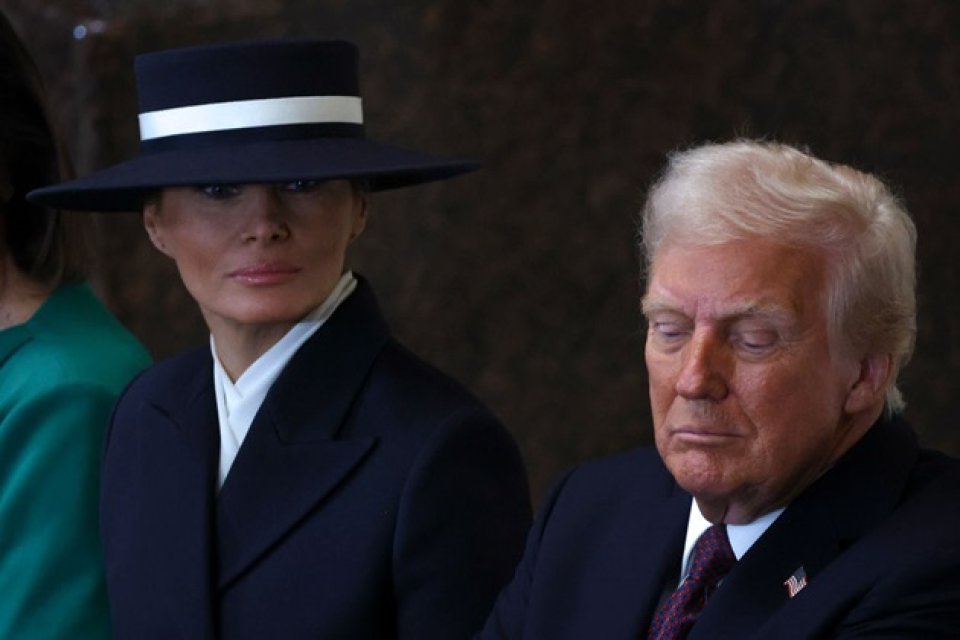 Lecție de stil cu Melania Trump. Ce ținută a ales pentru ceremonia de învestire a președintelui Trump. Pălăria i-a ascuns o parte din față