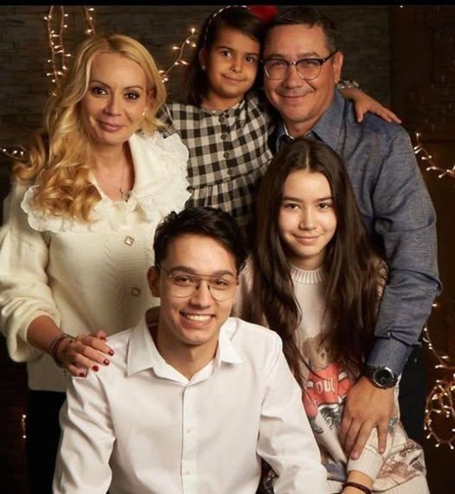 Daciana Sârbu și Victor Ponta au divorțat în secret, după aproape două decenii împreună și i-ar fi despărțit și pe cei trei copii pe care îi creșteau împreună
