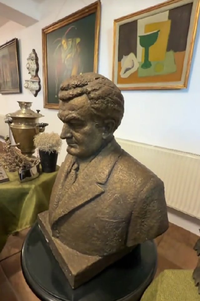 Cum arată casa lui Serghei Mizil din Snagov. Este estimată la un milion de euro și are vedere la lac. Are o statuie a tatălui său în living