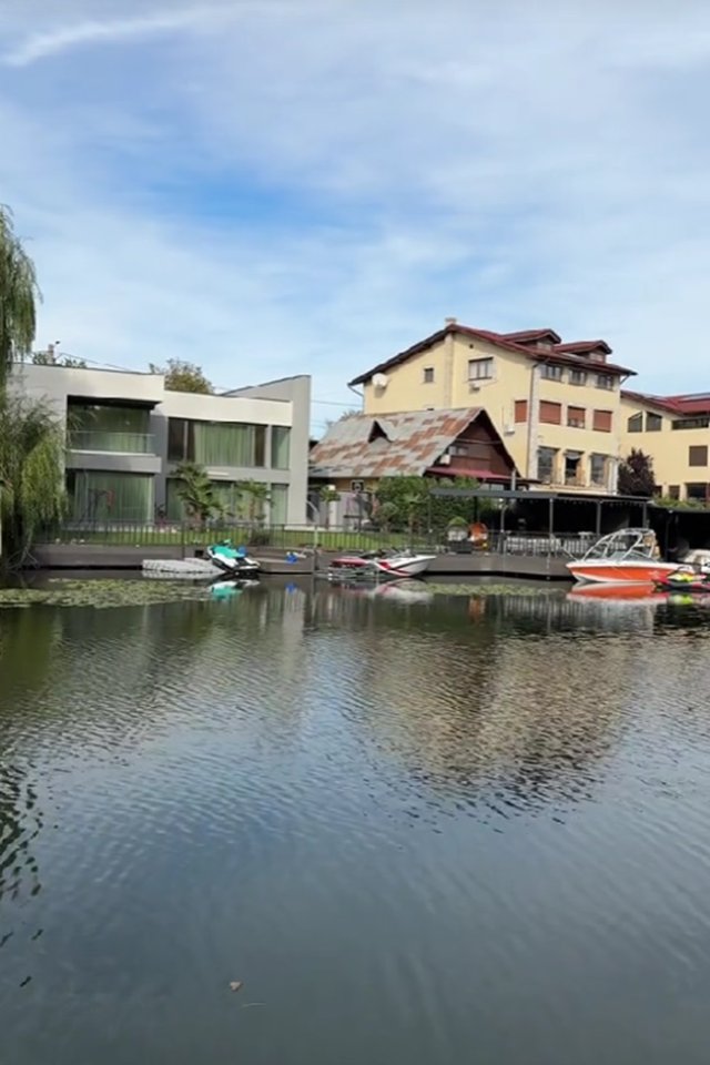 Cum arată casa lui Serghei Mizil din Snagov. Este estimată la un milion de euro și are vedere la lac. Iese din vilă și sare direct în barcă
