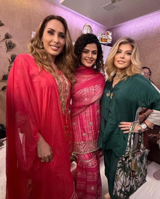 Loredana, vacanță exotică în India alături de fiica ei și Iulia Vântur. Oamenii au criticat-o din nou că și-a modificat exagerat pozele. Mama și fiica s-au văzut cu iubita lui Salman Khan și anul acesta