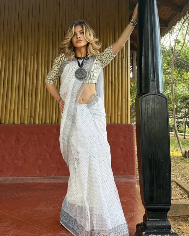 Loredana, vacanță exotică în India alături de fiica ei și Iulia Vântur. Oamenii au criticat-o din nou că și-a modificat exagerat pozele. Are o relație apropiată cu artista stabilită în India și a invitat-o să cânte la concertul ei de la Sala Palatului