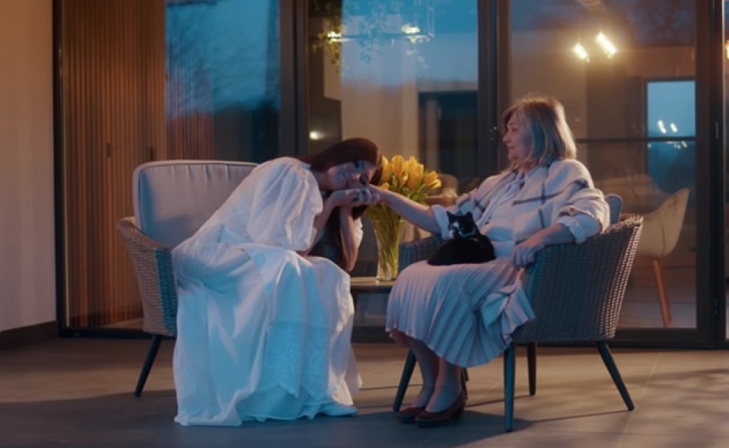 Paula Seling, urare emoționantă pentru tatăl ei. Ce relație frumoasă are cu părinții săi. A făcut un videoclip cu mama ei