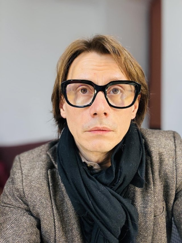 Marius Manole, luat cu salvarea direct de la teatru. Actorul muncește până la epuizare. Este urmărit de aproape 160 de mii de persoane pe Facebook