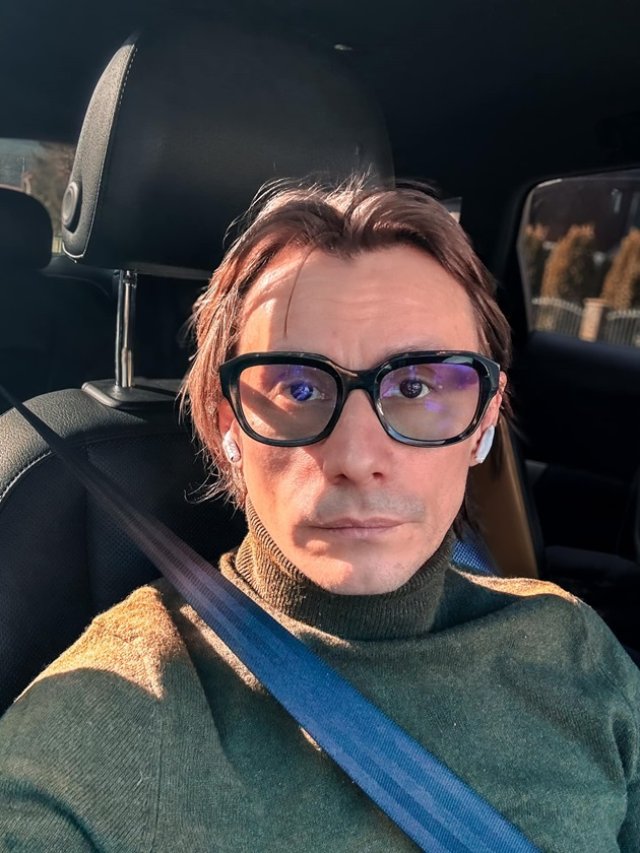 Marius Manole, luat cu salvarea direct de la teatru. Actorul muncește până la epuizare. Joacă pe mai multe scene din țară