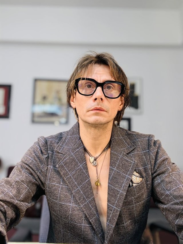Marius Manole, luat cu salvarea direct de la teatru. Actorul muncește până la epuizare. Nu de puține ori i s-a făcut rău din cauza oboselii